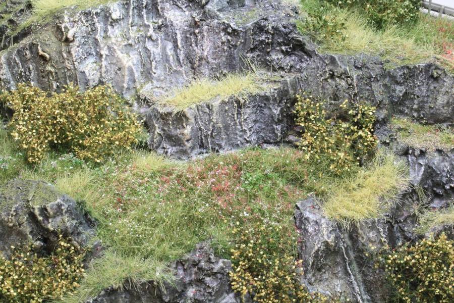 Das Gelände ist geformt und für Feldweg und Wiesenflächen vorbereitet.