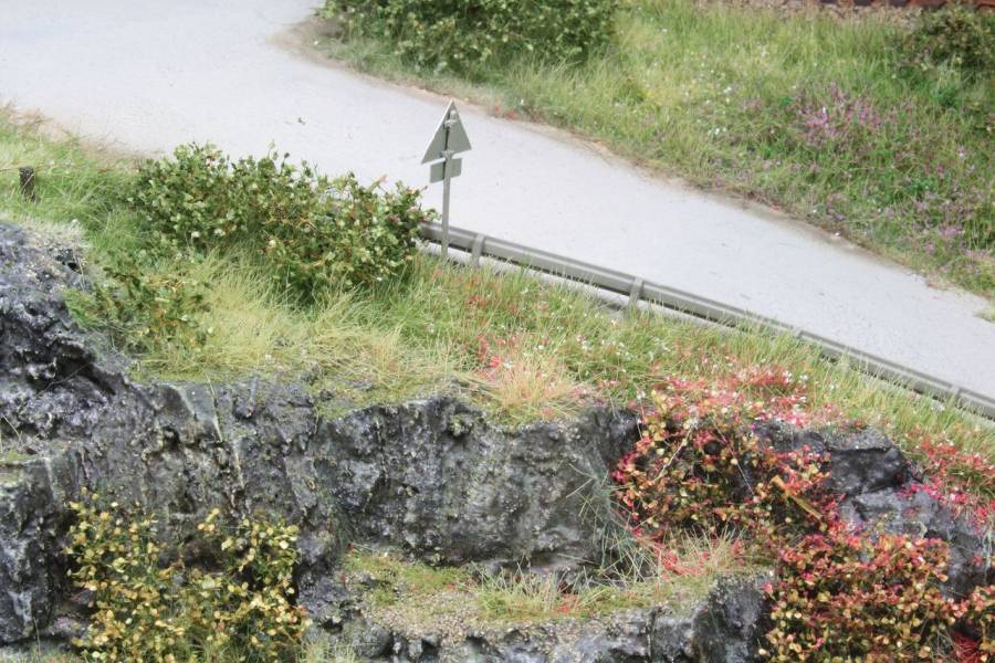 Feldweg und Böschung erhalten ihre endgültige Form.