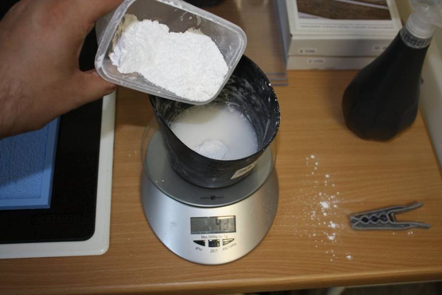 Das Zellan wird in das Wasser geschüttet.