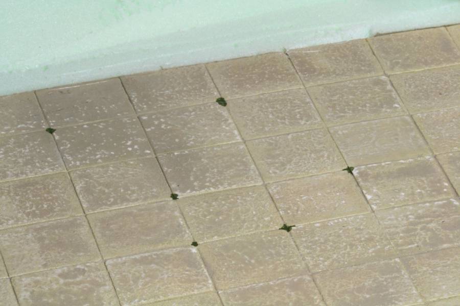 Damit die Farbe im nächsten Arbeitsschritt gut verläuft, platziere ich Farbpunkte an den Ecken der Bodenplatten.