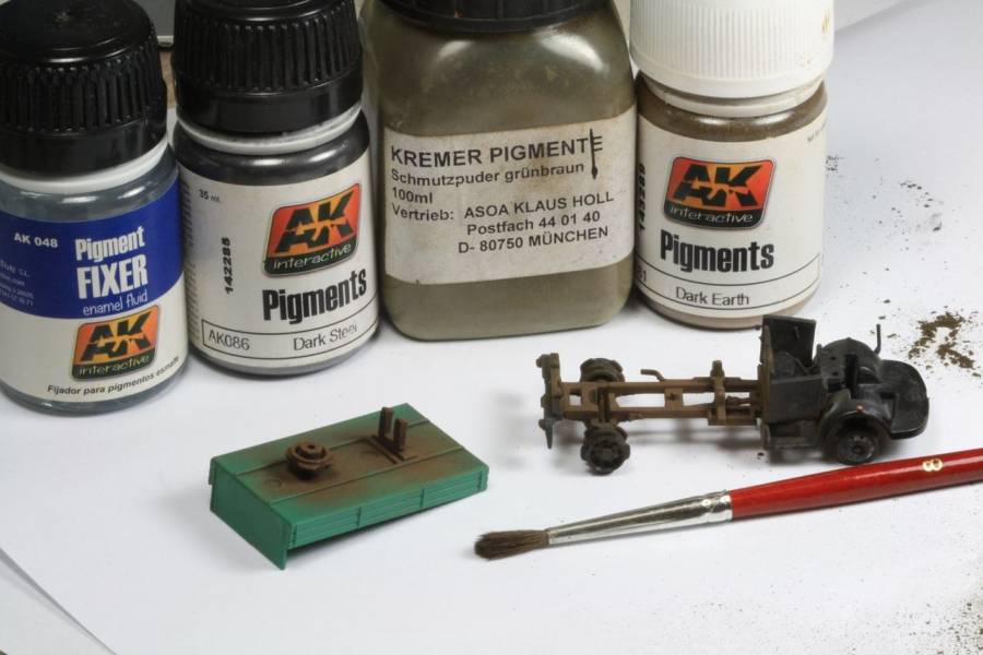 Pigmentfarben werden mit einem weichen Pinsel aufgetragen und danach mit Pigment-Fixer fixiert.
