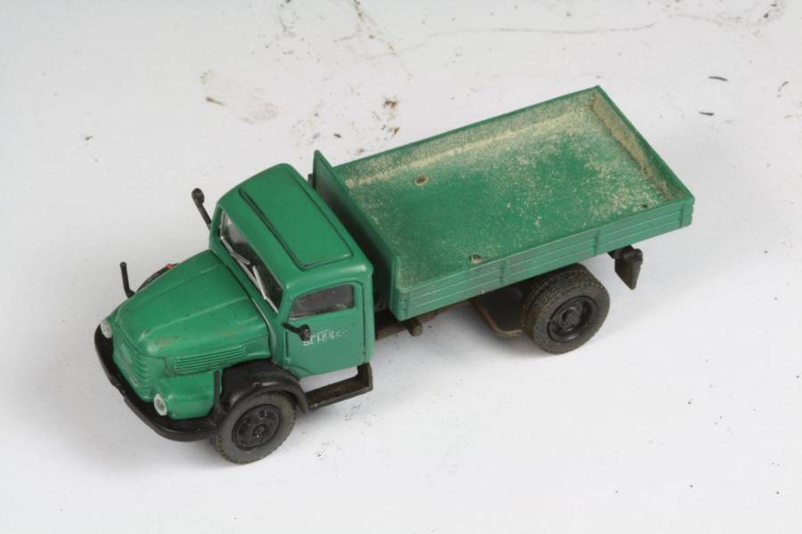 Nachdem alles getrocknet ist, baue ich den Lkw wieder zusammen.