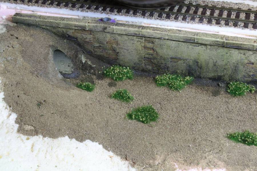 Aus verschiedenen Resten von MiniNatur entstehen die Wasserpflanzen. Einfach mit der Pinzette in das Bachbett pflanzen.