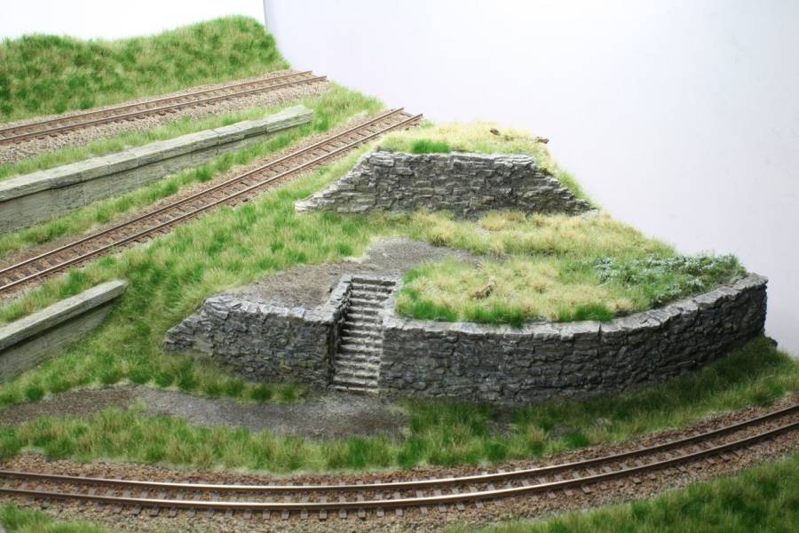 Die Mauer ist nach der mehrschichtigen Begrasung fest in das Gelände eingebunden.