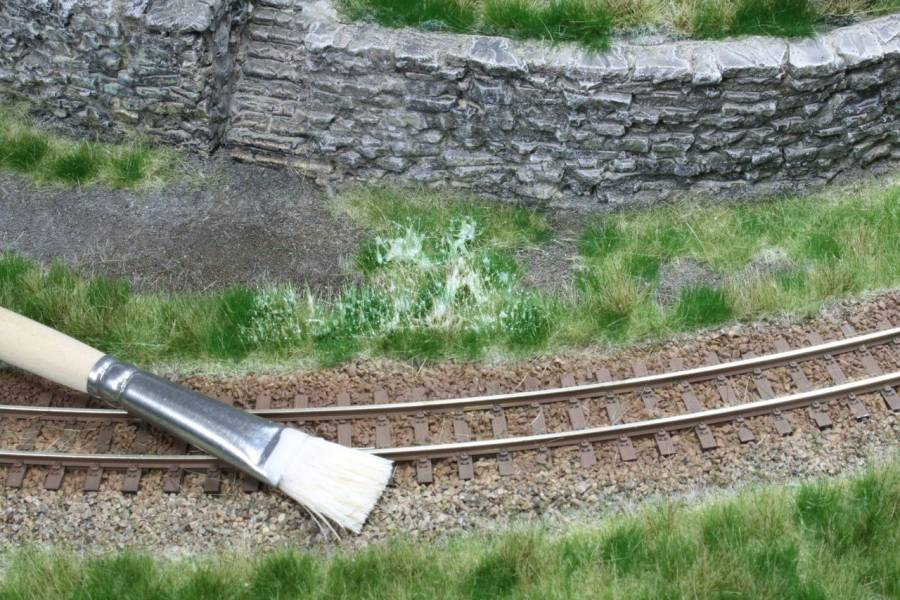 Erdige Töne und Bewuchs nehmen der Mauer den frisch gebauten Eindruck.