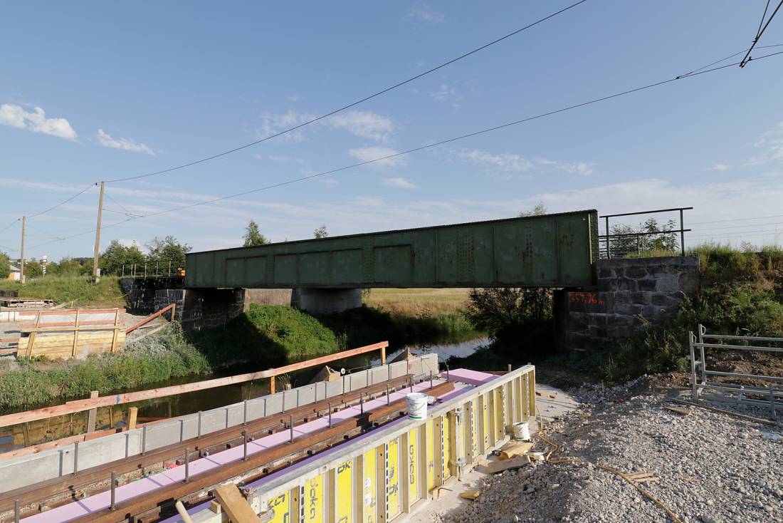 Die alte Stahlbrücke unmittelbar neben dem entstehenden Bauwerk
