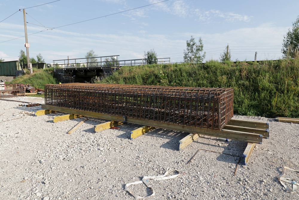 Ein vorbereiteter Bewehrungskorb auf der Baustelle
