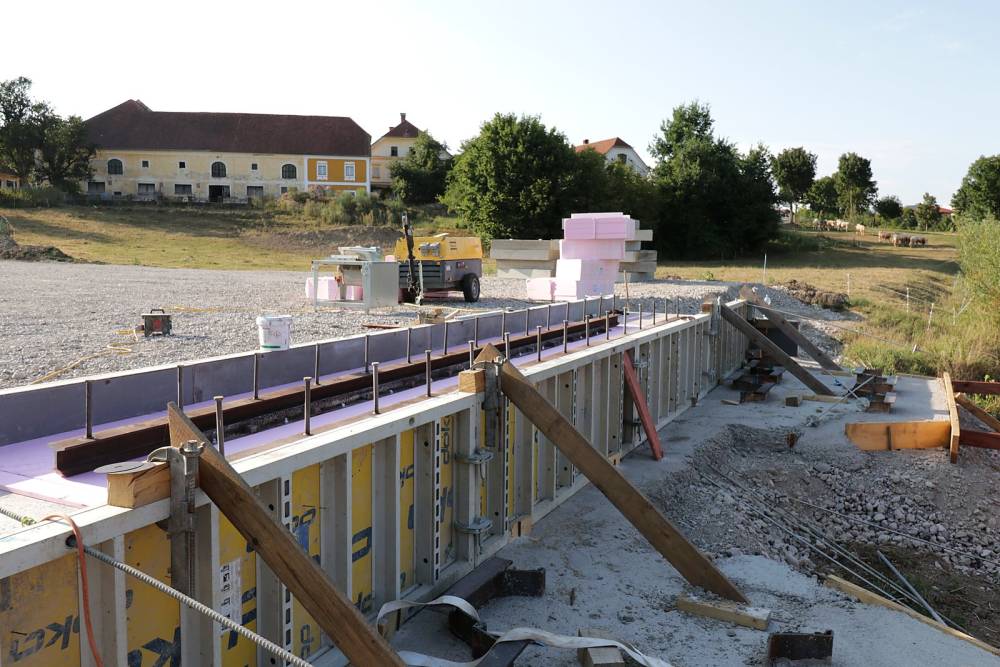 Schalung und Bewehrung im Bereich des Brückenneubaus