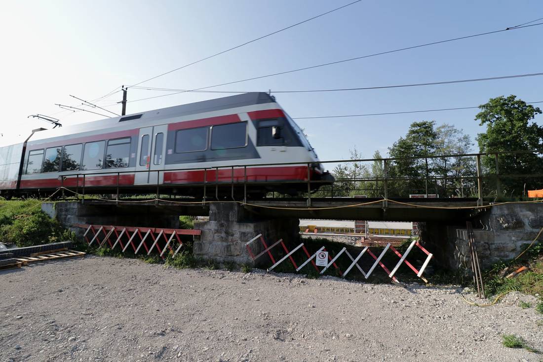 Ein Triebwagen überquert kurz vor der Streckensperre die alte Stahlbrücke