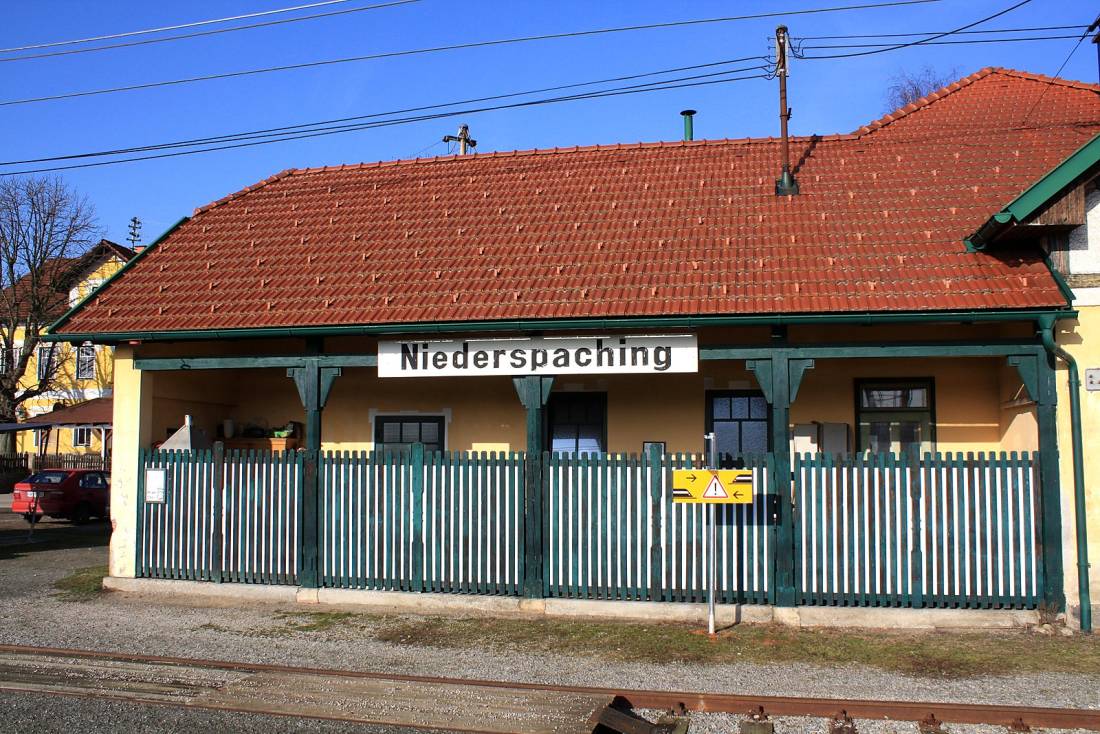Das Aufnahmsgebäude von Niederspaching im Jahr 2015