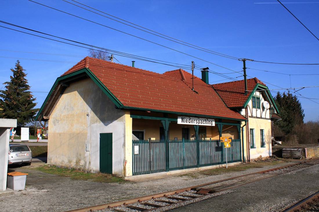 Aufnahmsgebäude und Wartebereich im Jahr 2015