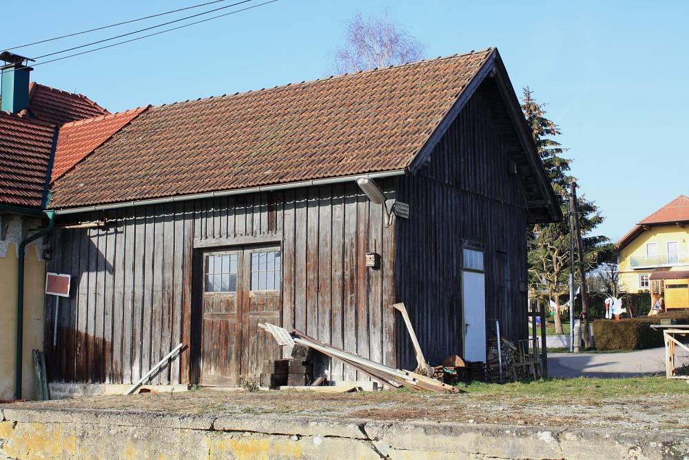 Der hölzerne Güter- und Lagerschuppen am Bahnsteig