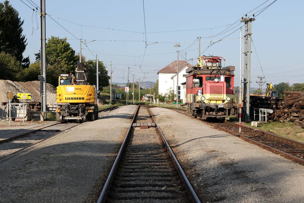 Arbeitsfahrzeuge während der Gleisbaustelle
