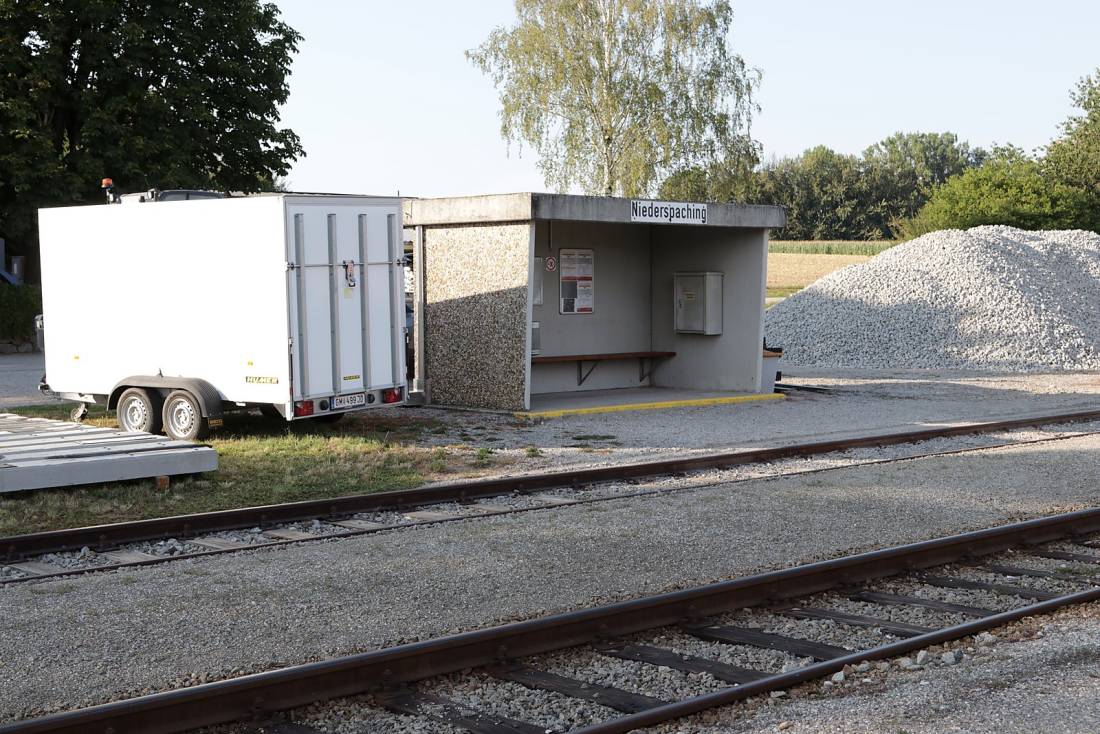 Der heutige Betonunterstand mit dem Bahnhofsnamen