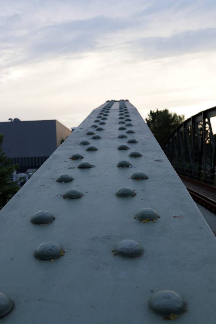 Nahaufnahme der großen Nieten auf einem Stahlträger der Brücke