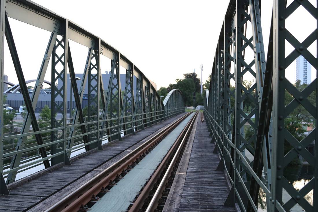 Stahlfachwerk, Holzbohlen und das einzelne Gleis der Almtalbahn