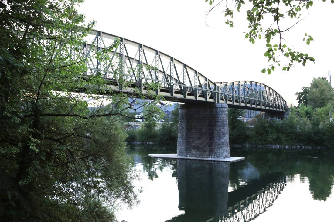 Die Welser Eisenbahnbrücke der Almtalbahn über die Traun