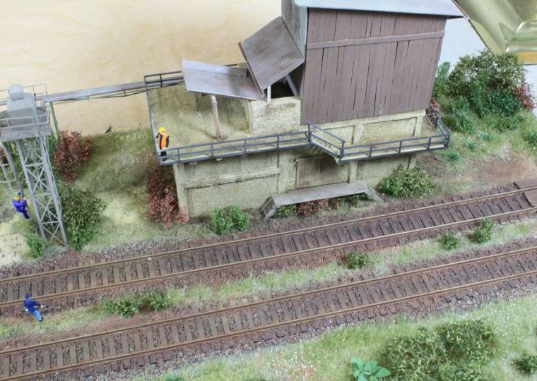 Sandbunker und Rohrleitungen im Überblick