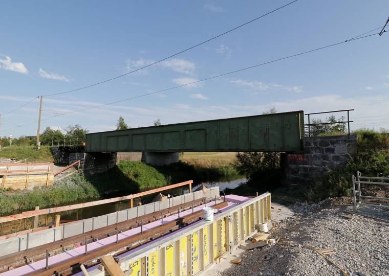 Die alte Stahlbrücke unmittelbar neben dem entstehenden Bauwerk