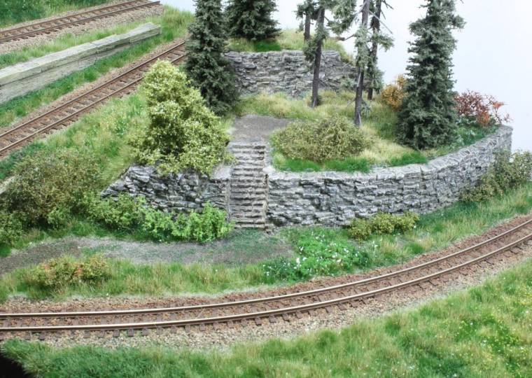 Trockenmauer im gebogenen Gleis