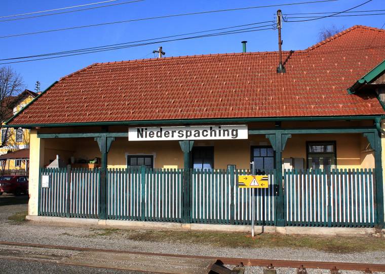 2015: Das Aufnahmsgebäude mit dem gut sichtbaren Bahnhofsnamen