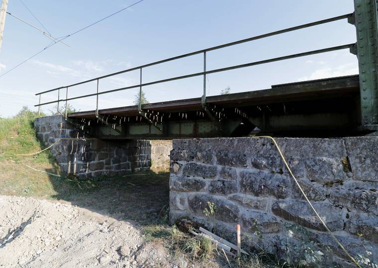Das Stahltragwerk auf dem massiven Steinpfeiler