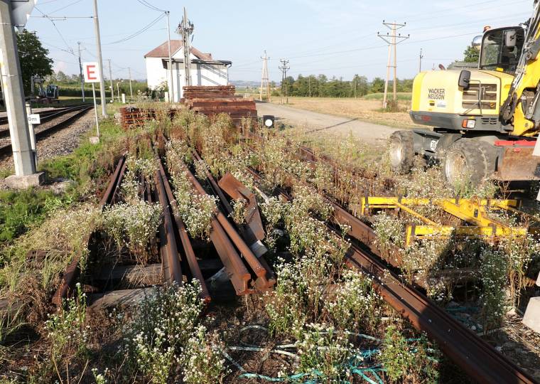 2026: Ausgebaute Schienen und Kleineisen im Baustellenbereich