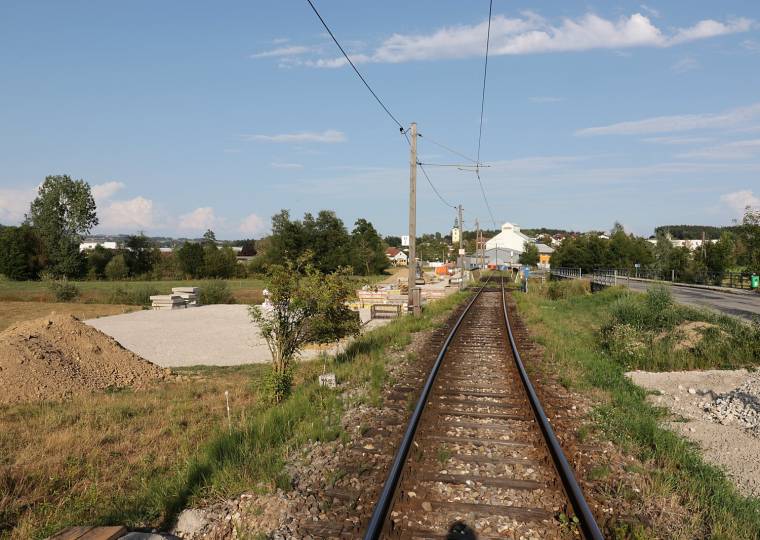 Das Gleis führt direkt in den Baustellenbereich
