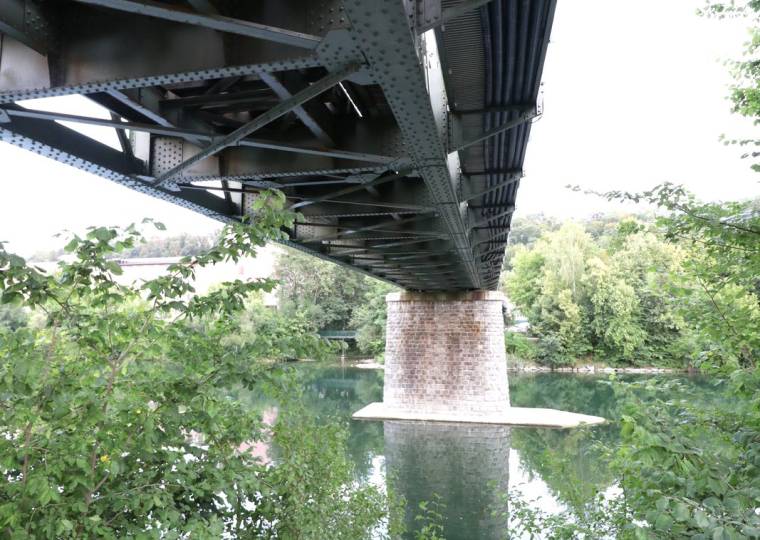 Blick vom Ufer unter das Tragwerk