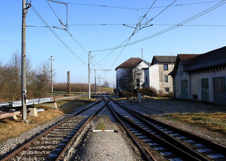 2015: Gleise, Oberleitung und die dichte Gruppe alter Gebäude