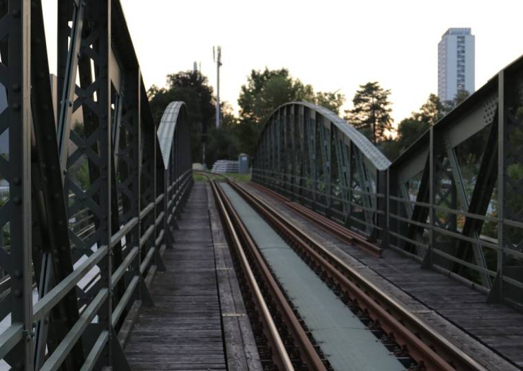 Schienen, Holzbohlen und Stahlfachwerk