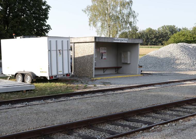 2026: Der schlichte Betonunterstand trägt heute den Bahnhofsnamen