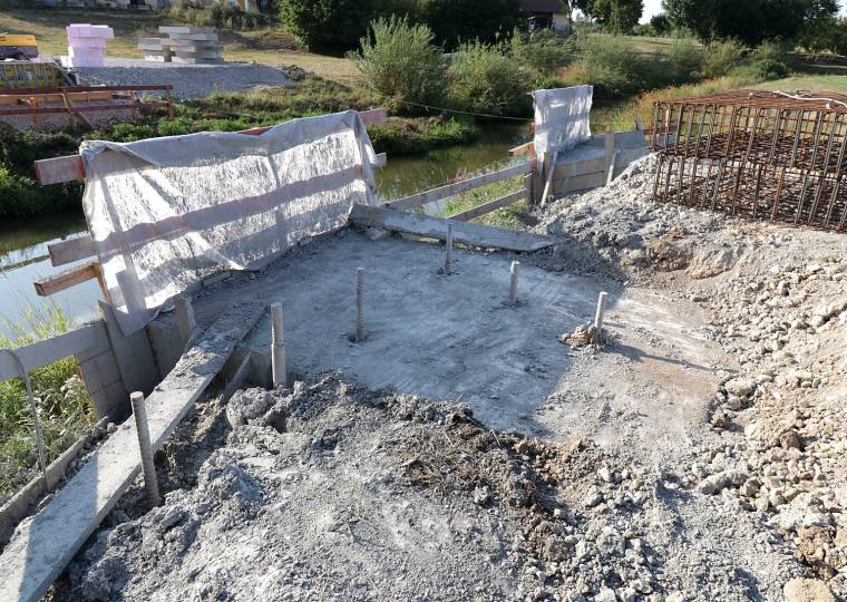 Frisch betoniertes Fundament mit vorbereiteter Bewehrung