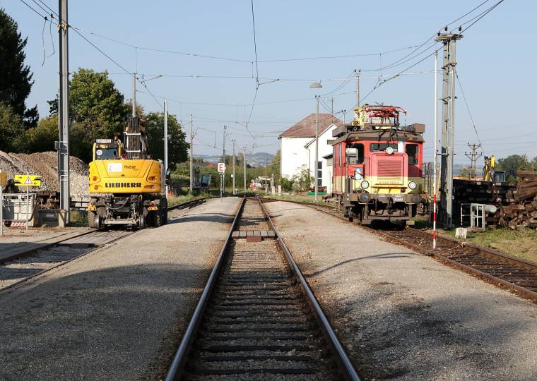 2026: Arbeitsfahrzeuge während der vorübergehenden Gleisbaustelle
