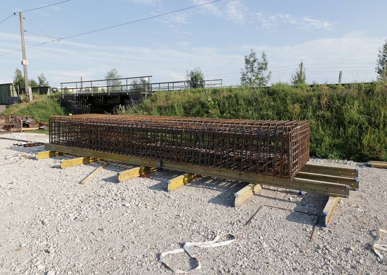 Ein vorbereiteter Bewehrungskorb für die neuen Betonbauteile