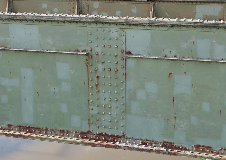 Nieten, Stahlplatten und Spuren jahrzehntelanger Nutzung