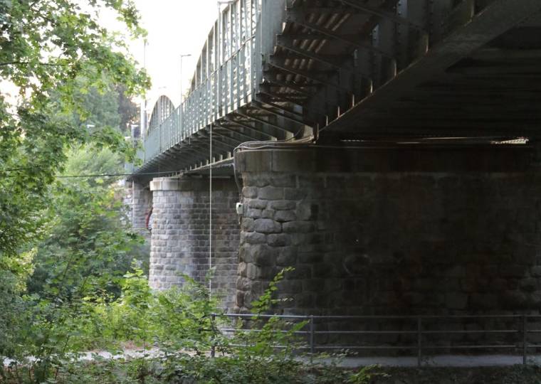 Steinpfeiler und Tragwerk vom Ufer aus gesehen