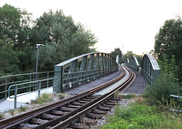 Die Eisenbahnbrücke von der Thalheimer Seite