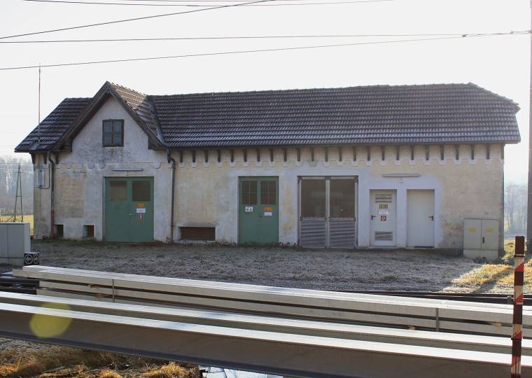 2015: Nebengebäude entlang des Gleisfelds