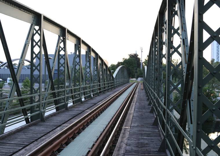 Seitlicher Blick durch das Stahlfachwerk