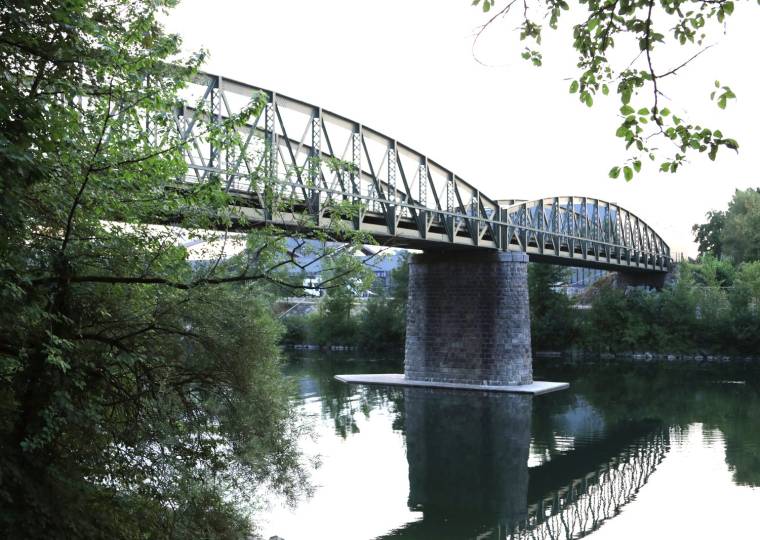 Die denkmalgeschützte Eisenbahnbrücke über die Traun
