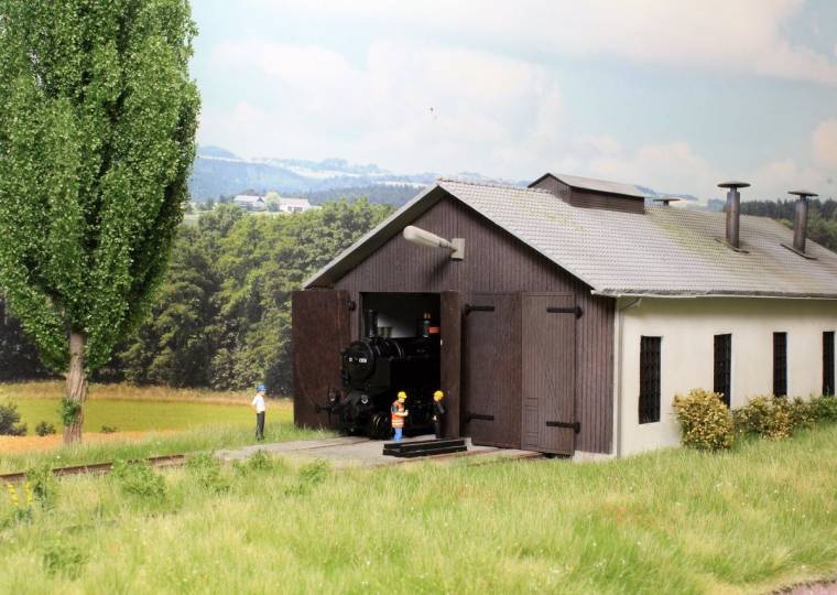 Kleines Heizhaus am begrünten Gleis