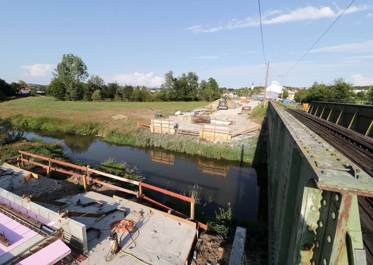 Blick von der Brücke auf die Baustelle und den Fluss