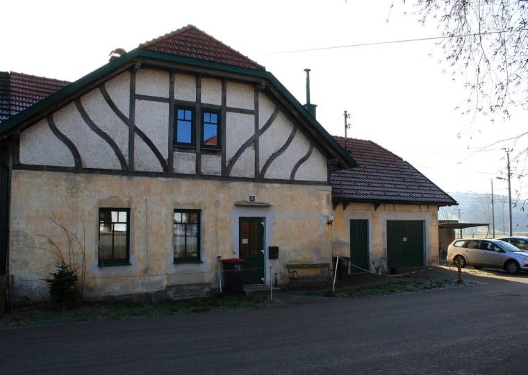2015: Bahnhof von der Strassenseite mit Fachwerkdetails