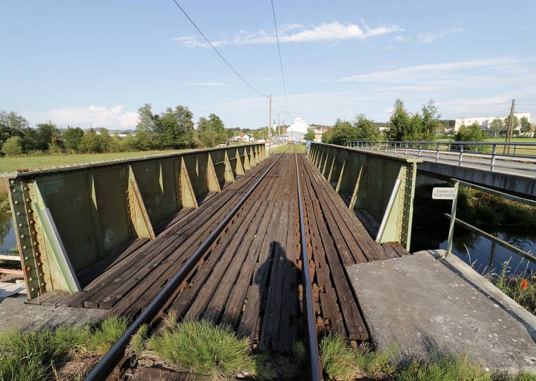 Blick entlang des Gleises auf der genieteten Stahlbrücke