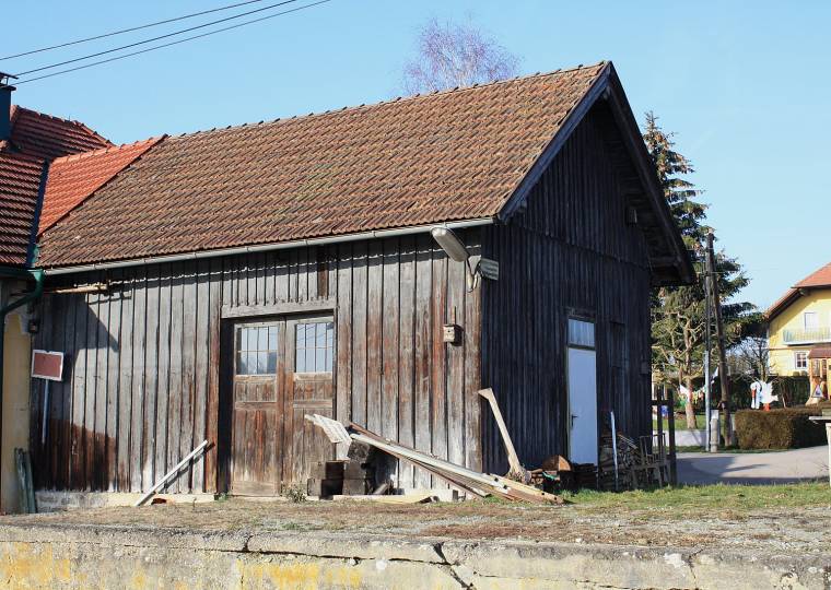 2015: Der hölzerne Güter- und Lagerschuppen am Bahnsteig
