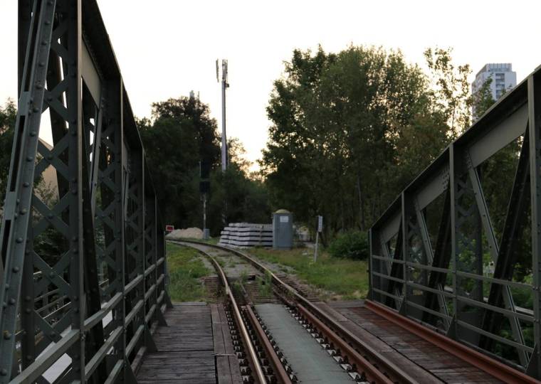 Das Gleis zwischen den genieteten Stahlbögen
