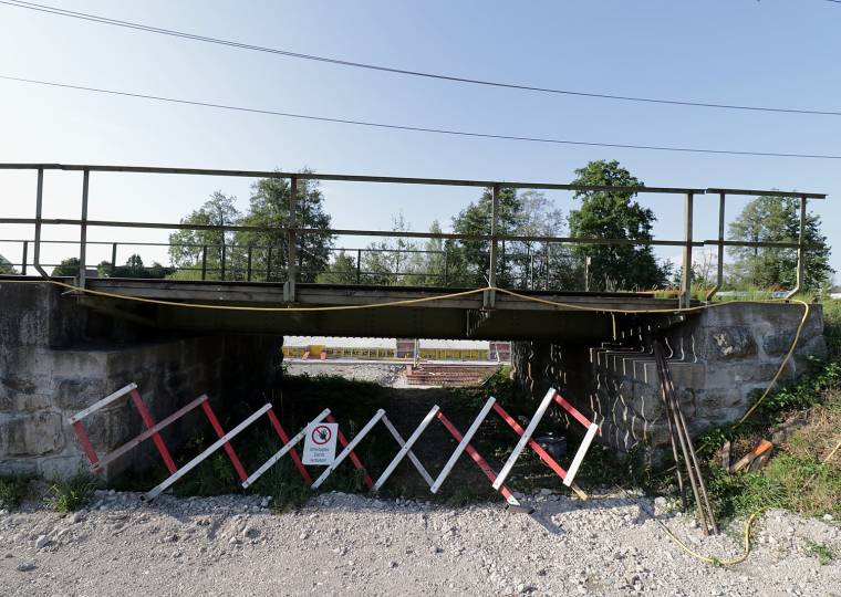 Die alte Brücke am Rand des bereits eingerichteten Baufelds