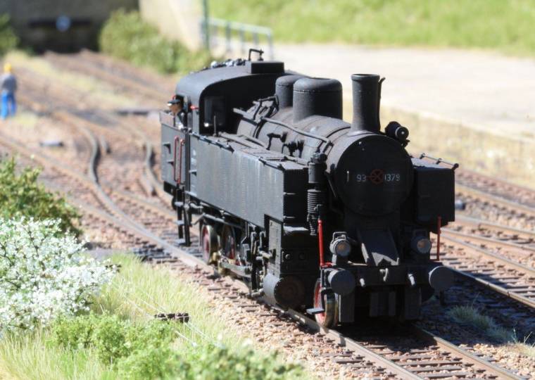 BR 93 bei der Einfahrt in den Bahnhof