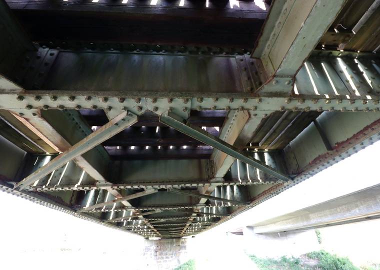 Das genietete Stahltragwerk von unten